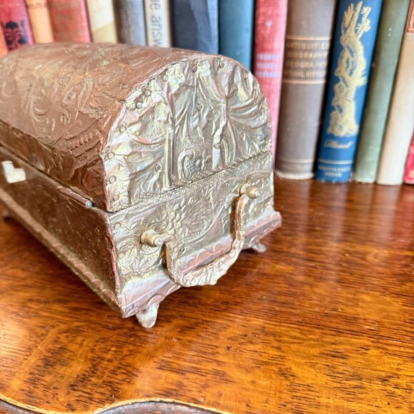 Vintage Brass Floral Repousse Domed Footed Treasure Chest Box lock & Key - Picture 13 of 17